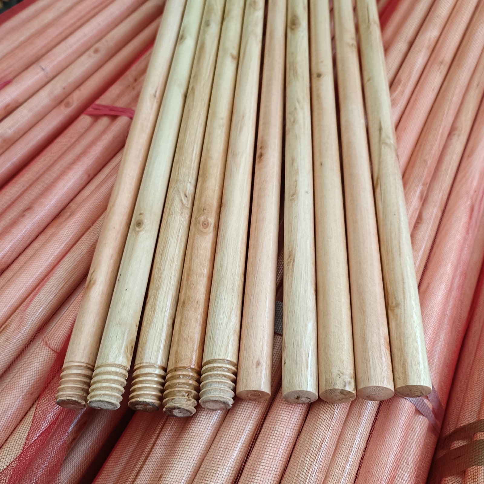 Wholesale Broomstick Paint Wooden Broom Handle Varnished Coating 120cm 150cm Length 25mm Diameter Wooden Broom Stick