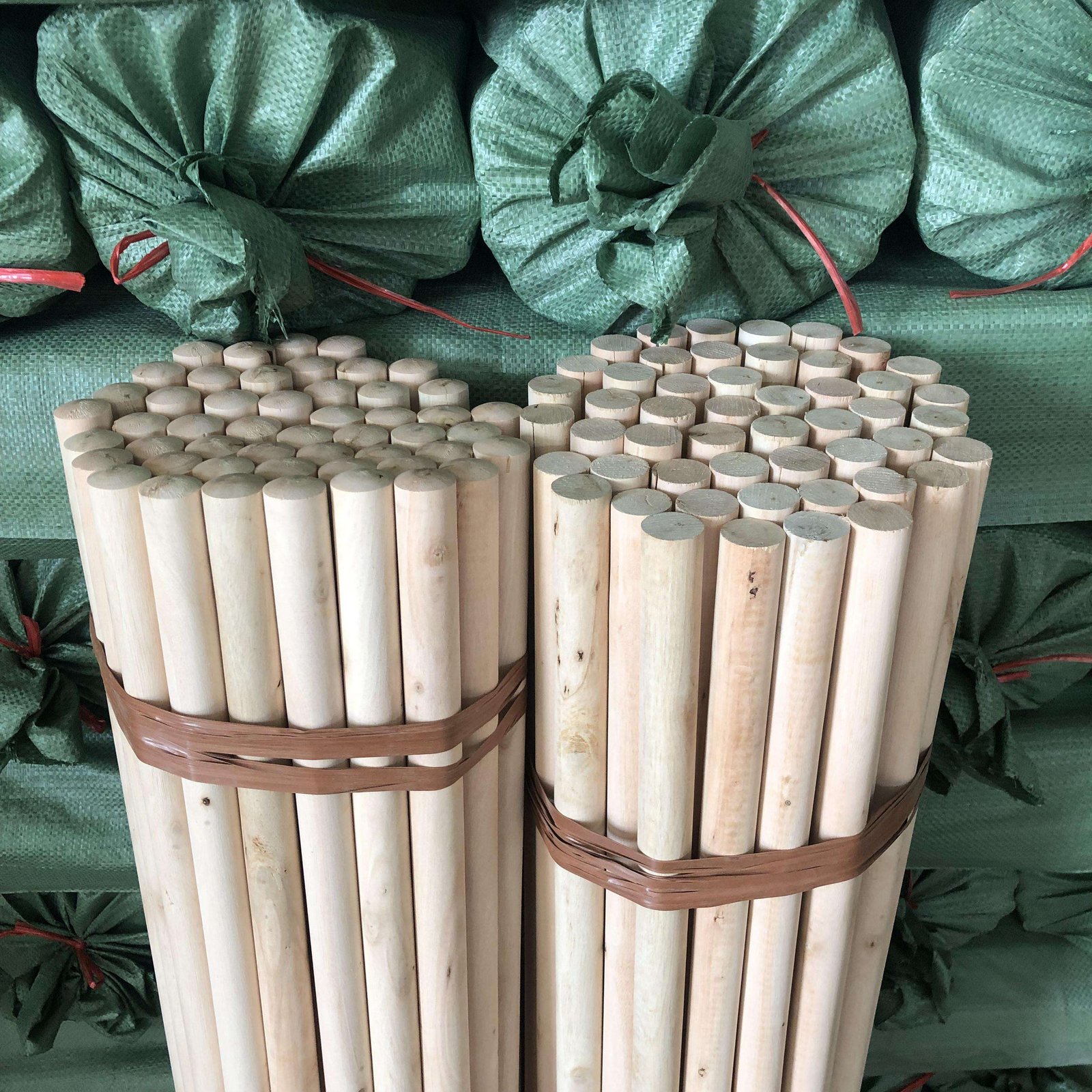 Premium Round Wooden Broom Handles with Thread Wrapping – Bulk Natural Eucalyptus Sticks Under $1