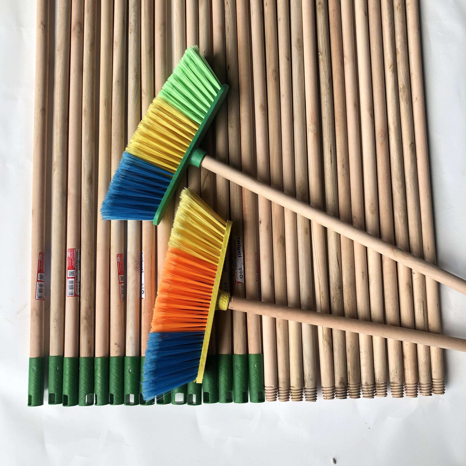 Wholesale Natural Wood Palm Broom Sticks – High Quality Broom Handles with Italian Thread for Natural Wooden Brooms