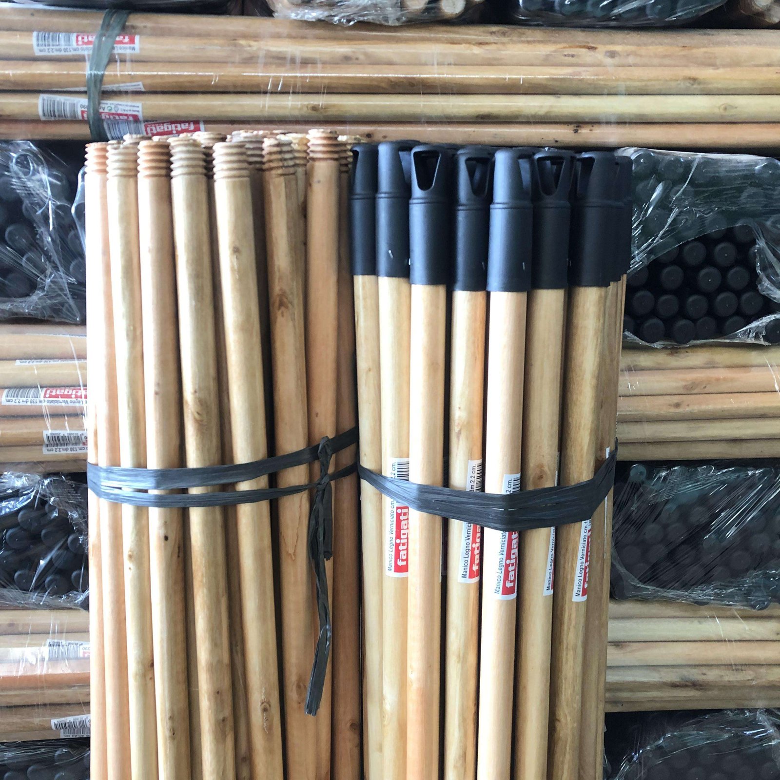 China High-Quality Lacquer Varnished Wooden Broom Stick for Plastic Brooms, Brush & Mop Handles – Durable House Cleaning Tool Handle