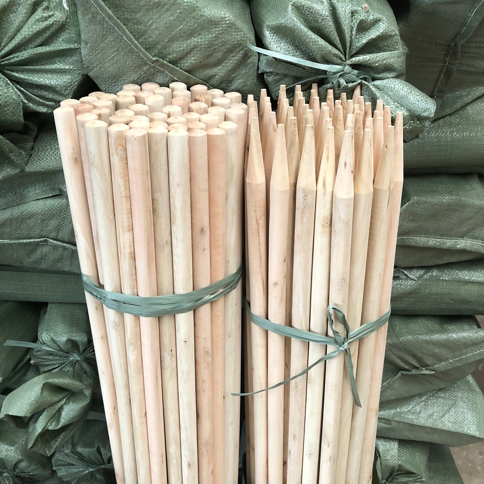Durable Natural Wooden Broom Handle & Mop Stick (120cm) – Raw Material for Home, Garden & Industrial Cleaning Tools | China Supplier