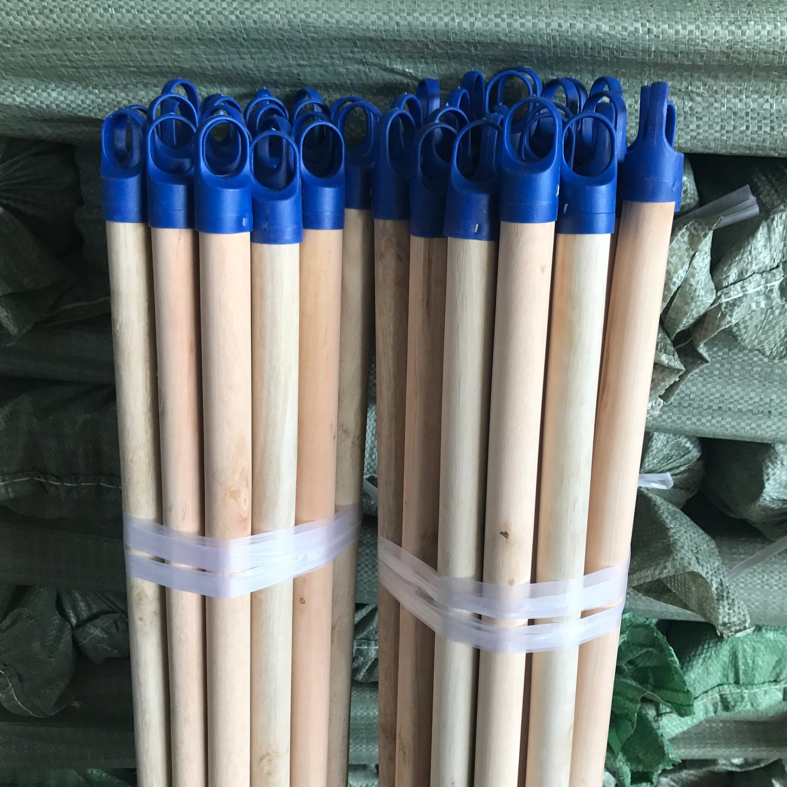 Wholesale Natural Eucalyptus Wood Mop Stick with Plastic Cap – Durable Handle for Indoor Cleaning, Dustpan & Home Use