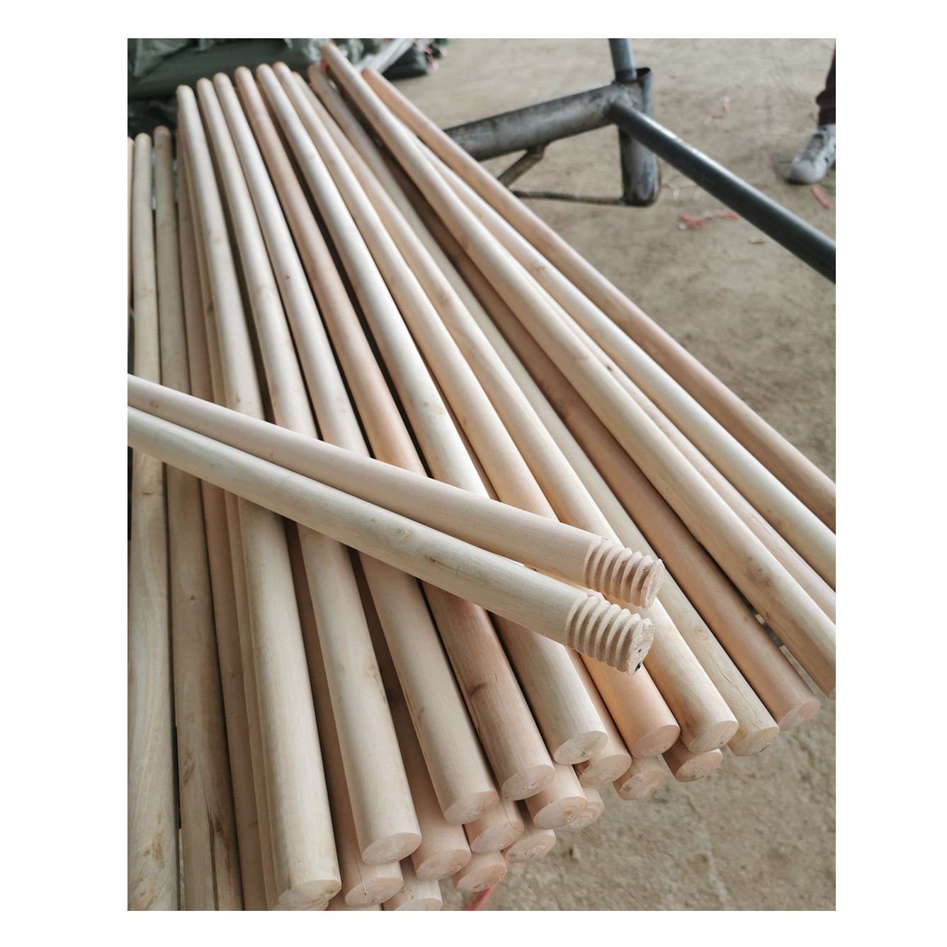 Natural Solid Wood Broom Stick – Durable Eucalyptus Wood Handle for Cleaning Tools, Wholesale OEM/ODM Supplier